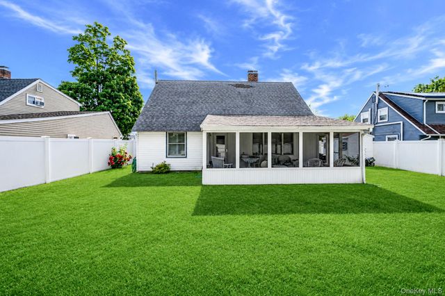 10 Flock Lane, Levittown, NY 11756