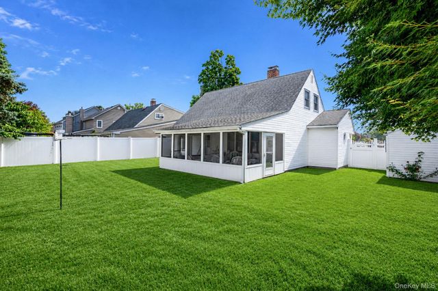 10 Flock Lane, Levittown, NY 11756
