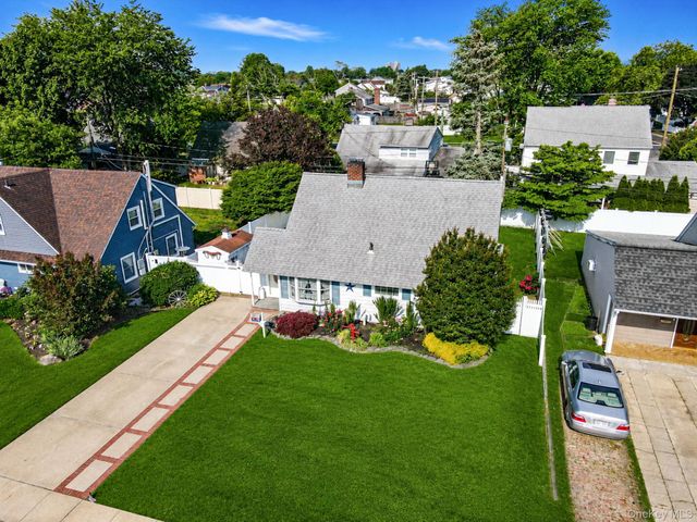10 Flock Lane, Levittown, NY 11756