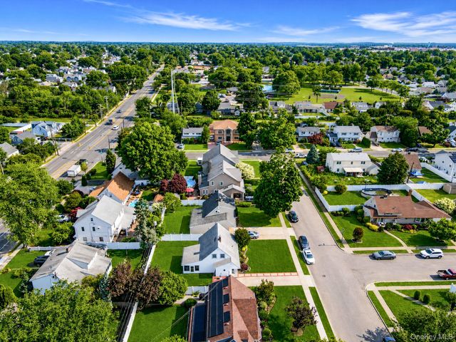 10 Flock Lane, Levittown, NY 11756