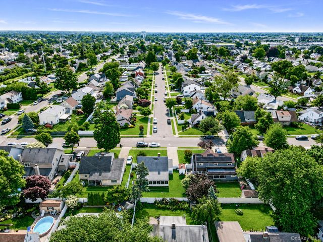 10 Flock Lane, Levittown, NY 11756