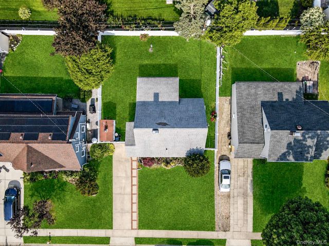 10 Flock Lane, Levittown, NY 11756