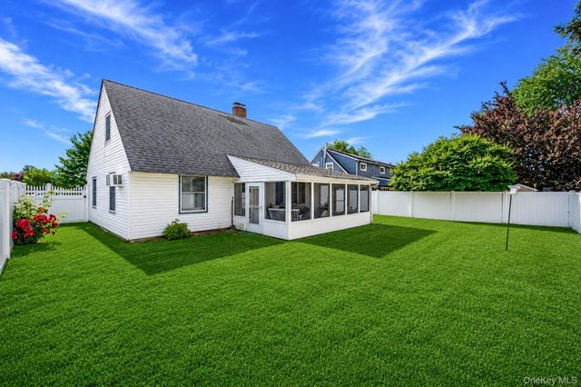 10 Flock Lane, Levittown, NY 11756
