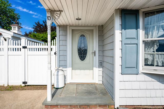 10 Flock Lane, Levittown, NY 11756