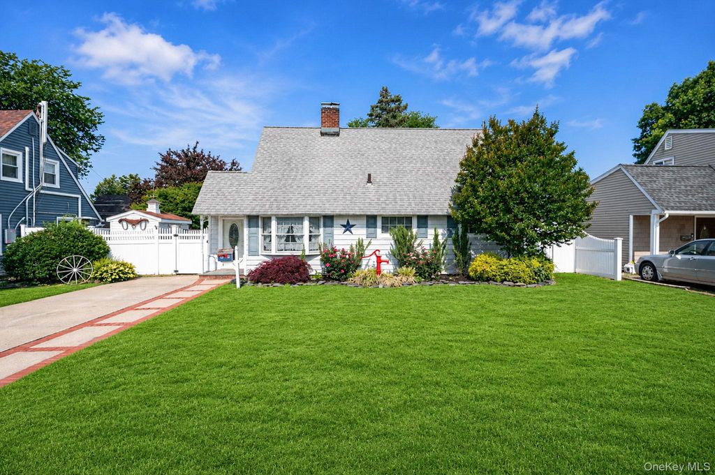10 Flock Lane, Levittown, NY 11756