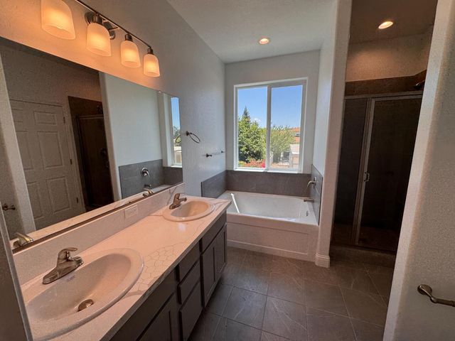 412 W Escalon Avenue, Clovis, CA 93612