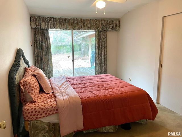 7 PINEWOOD Drive, Carbondale, IL 62901