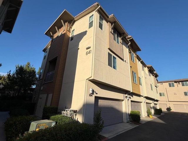 641 Savi Drive 104, Corona, CA 92878