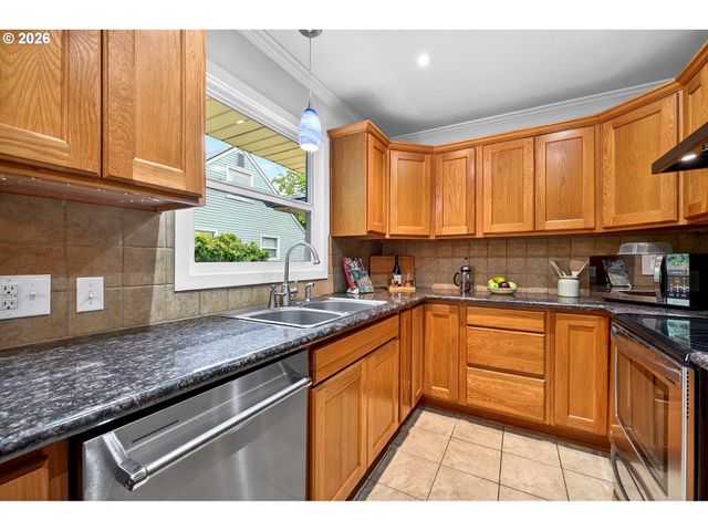 11375 Ne EVERETT St, Portland, OR 97220