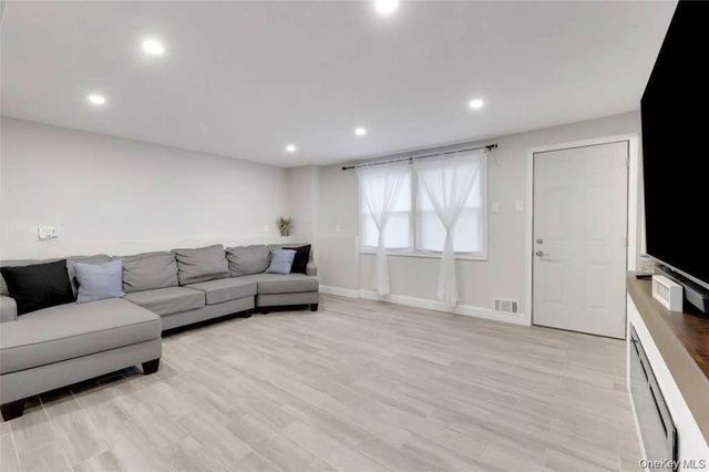 8 Jodi Lane, New City, NY 10956