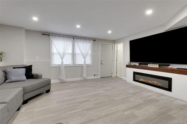 8 Jodi Lane, New City, NY 10956