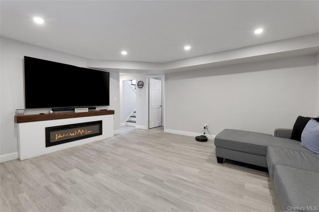 8 Jodi Lane, New City, NY 10956