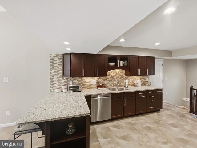 13905 DEVIAR DR, Centreville, VA 20120