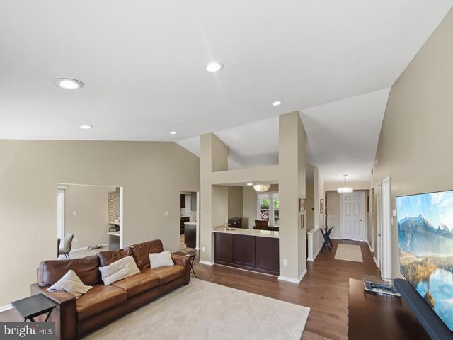 13905 DEVIAR DR, Centreville, VA 20120