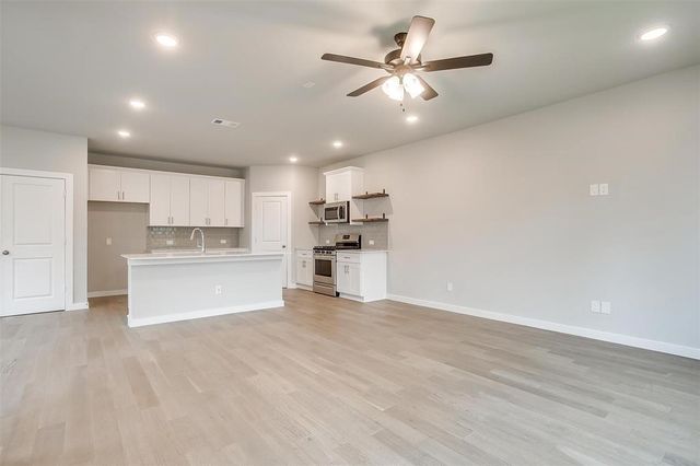 4525 Hogans Alley Drive, Arlington, TX 76001