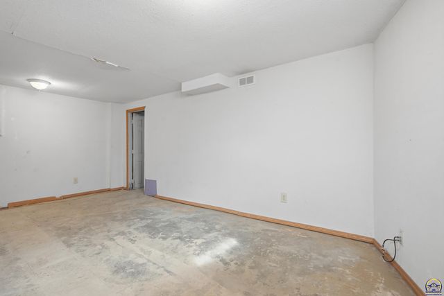 2047 SW Lincoln ST, Topeka, KS 66604