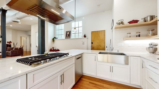 76 Batterymarch St. 5, Boston, MA 02110