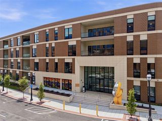 8250 Forsyth Boulevard 302, Clayton, MO 63105