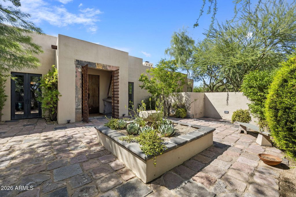 7702 N MOCKINGBIRD Lane, Paradise Valley, AZ 85253 — photo 2