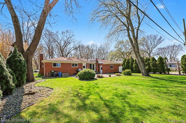 33711 Schneider Road, Chesterfield Township, MI 48047