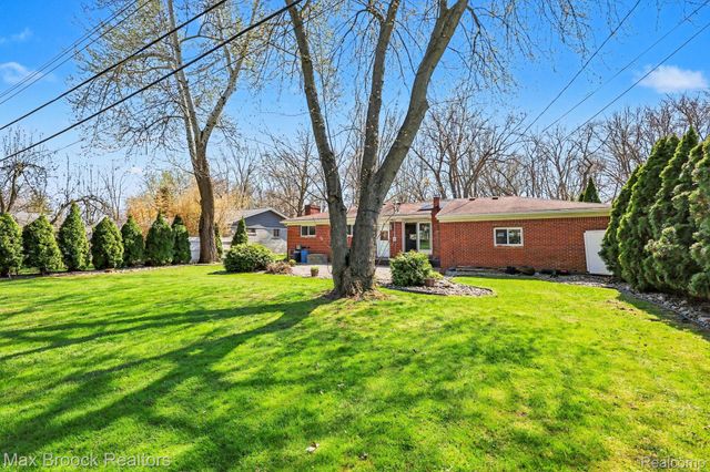 33711 Schneider Road, Chesterfield Township, MI 48047