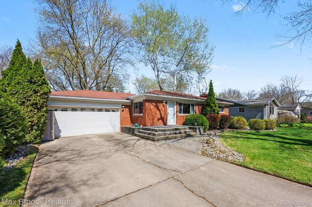 33711 Schneider Road, Chesterfield Township, MI 48047