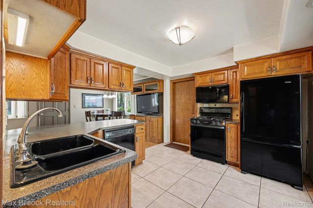 33711 Schneider Road, Chesterfield Township, MI 48047