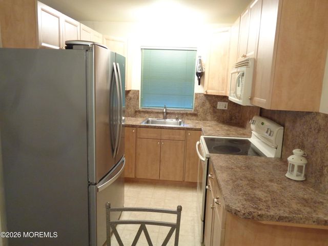 28 B Snowberry Lane, Whiting, NJ 08759