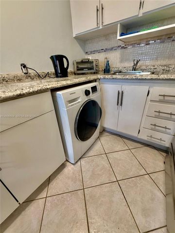 800 SW 11th Ave 19A, Hallandale Beach, FL 33009