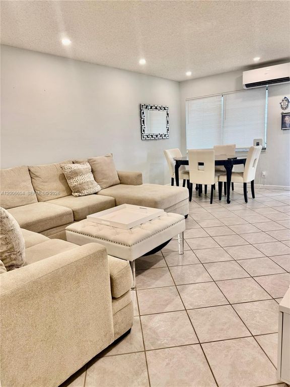 800 SW 11th Ave 19A, Hallandale Beach, FL 33009