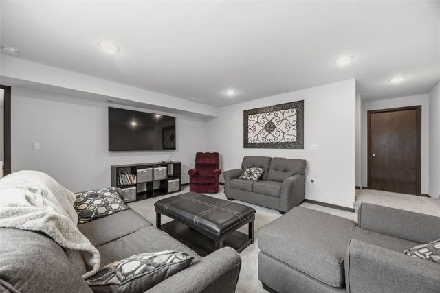 4420 Calder Dr, Marion, IA 52302