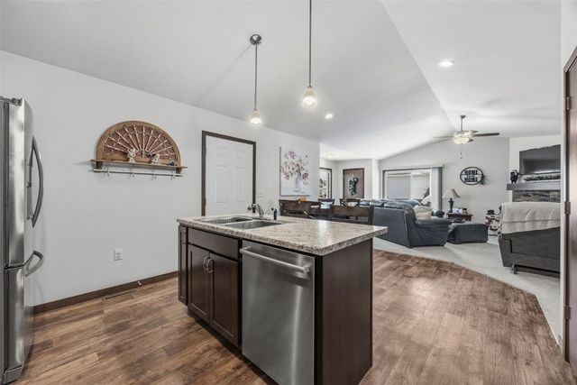 4420 Calder Dr, Marion, IA 52302