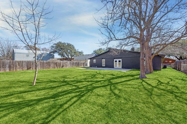 1005 Bowie ST, Lockhart, TX 78644