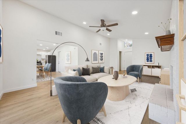 1005 Bowie ST, Lockhart, TX 78644