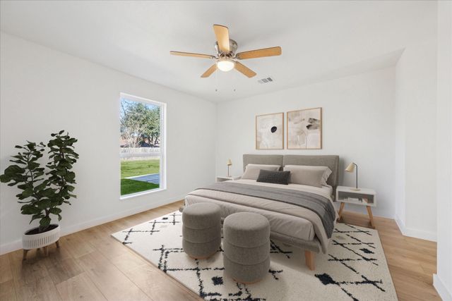 1005 Bowie ST, Lockhart, TX 78644