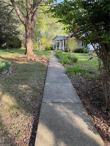 1095 Sechrist Loop, Pilot Mountain, NC 27041