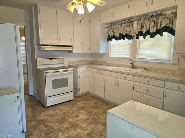 1301 W 5th Avenue, Lexington, NC 27295