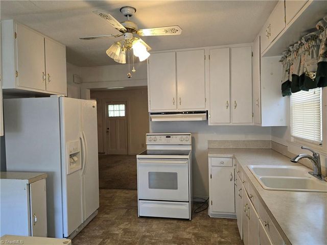 1301 W 5th Avenue, Lexington, NC 27295