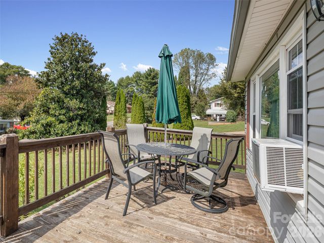 84 Candlelight Circle, Clyde, NC 28721