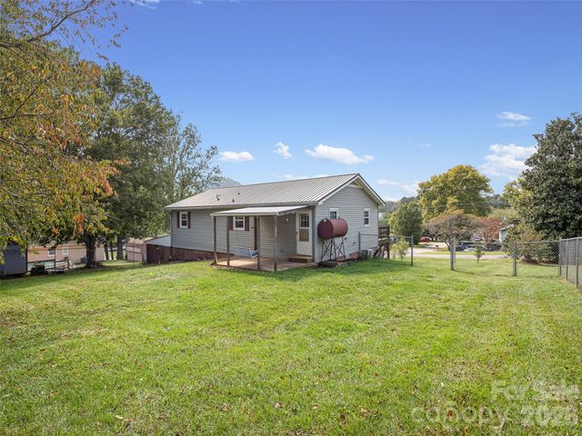 84 Candlelight Circle, Clyde, NC 28721