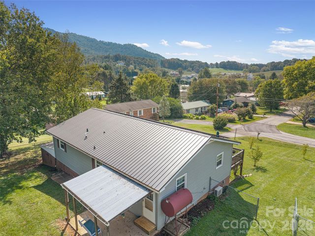 84 Candlelight Circle, Clyde, NC 28721