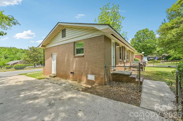 3935 Crestridge Drive, Charlotte, NC 28217