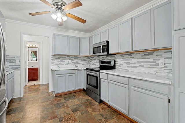 1354 N Westview Drive, Derby, KS 67037