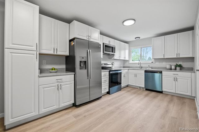 665 Stirling Street, Pontiac, MI 48340