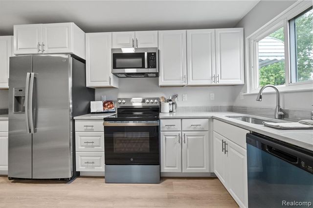 665 Stirling Street, Pontiac, MI 48340