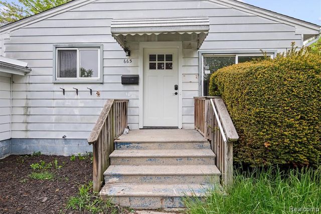 665 Stirling Street, Pontiac, MI 48340
