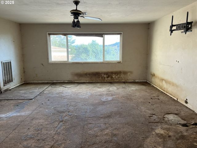 1032 MARINA HEIGHTS Rd, Brookings, OR 97415