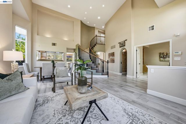 6031 Hedgecrest Cir, San Ramon, CA 94582