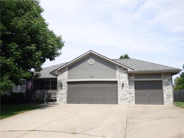 1716 Black Bear Court, Raymore, MO 64083