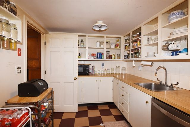 696 Summer, Rockland, MA 02370